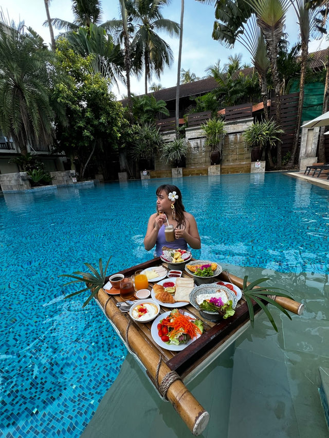 FLOATING BREAKFAST AT BURASURI HOTEL IN PHUKET 🇹🇭