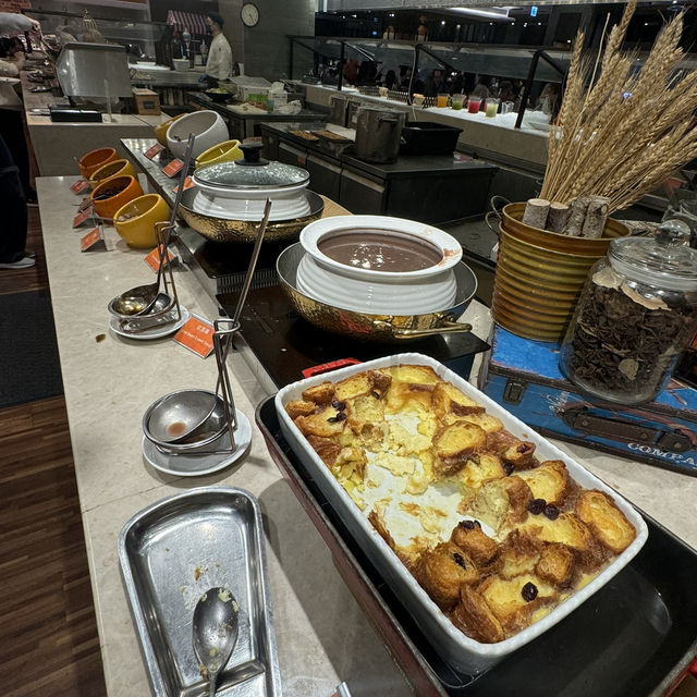 台北凱達大飯店的百宴自助晚餐！滿滿餐點種類，精緻裝潢很有氣氛！
