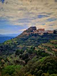 Ares del Maestre 鎮坐落在一座岩石山頂上，地理位置優越，俯瞰著 El Maestrazgo 地區美麗而崎嶇的景觀