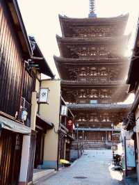 【京都×春旅】  八坂の塔と桜が撮れるスポットは大人気！