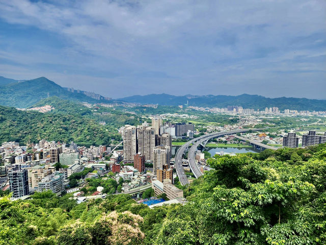 新店小獅頭山登高望遠去