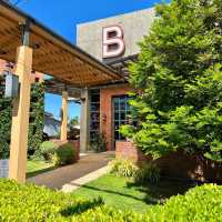 BROWN Brew & Bistro คาเฟ่และร้านอาหารปากน้ำปราณ