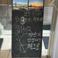 책도 읽고 수다도 가능한 한강뷰 카페📚 채그로