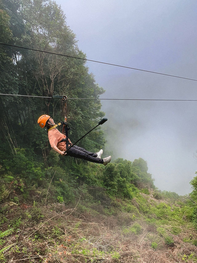 เล่น Zipline กลางน้ำตกที่สูงที่สุดในลาวใต้