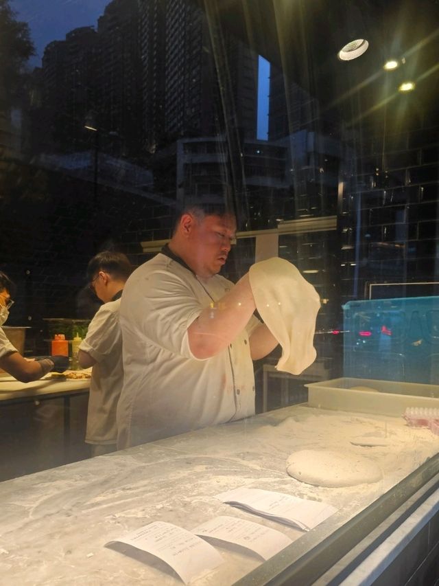 人氣正宗意大利Pizza，巨型烤爐是賣點