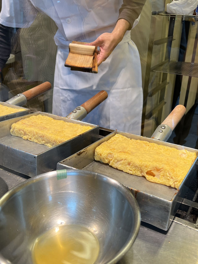 🍢 A Tasty Stroll Through Tsukiji Outer Market – Tamagoyaki, Ramen, Seafood & Soft Serve 🍦