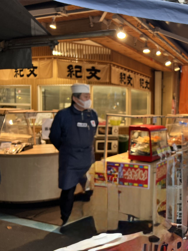 🍢 A Tasty Stroll Through Tsukiji Outer Market – Tamagoyaki, Ramen, Seafood & Soft Serve 🍦