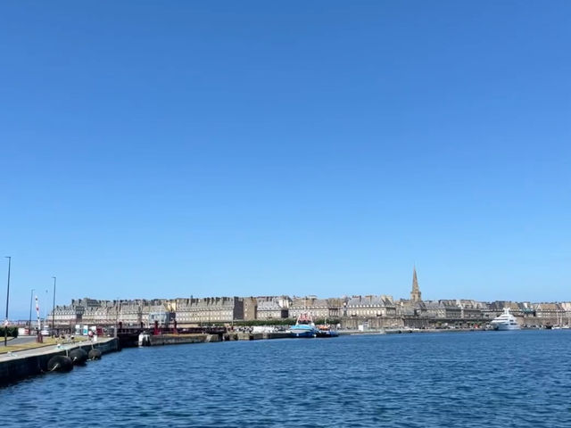 海んんやくどくと城壁の街！サン・マロで冒険気分の旅を ブルターニュ地方の港町、サン・マロはまるで物語の舞台🎩 城壁に