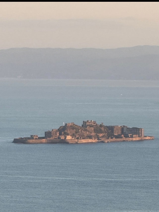 ⛴️廃墟に眠る記憶。軍艦島で“生きた歴史”に触れる旅へ🏚️ 長崎港からフェリーで約30分。 「軍艦島（端島）」は、かつ