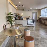 🕰️ Intersect.hdy  คาเฟ่มินิมอลเท่ ๆ ใจกลางคอหงส์ 
