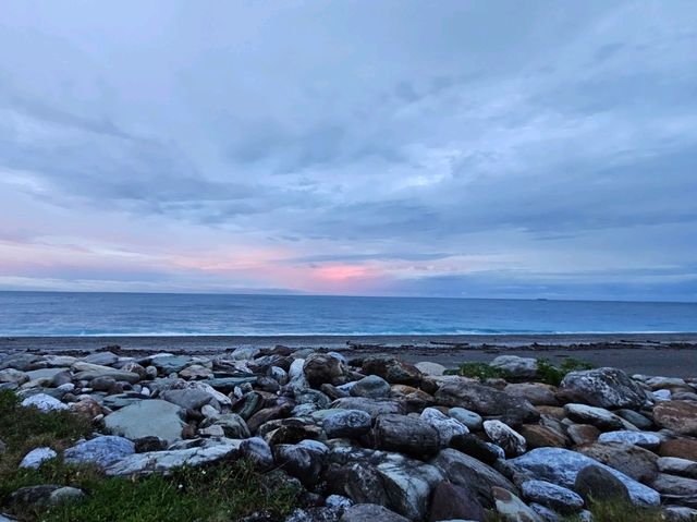 七星潭乍現粉紅海，夕陽染色的浪漫時刻