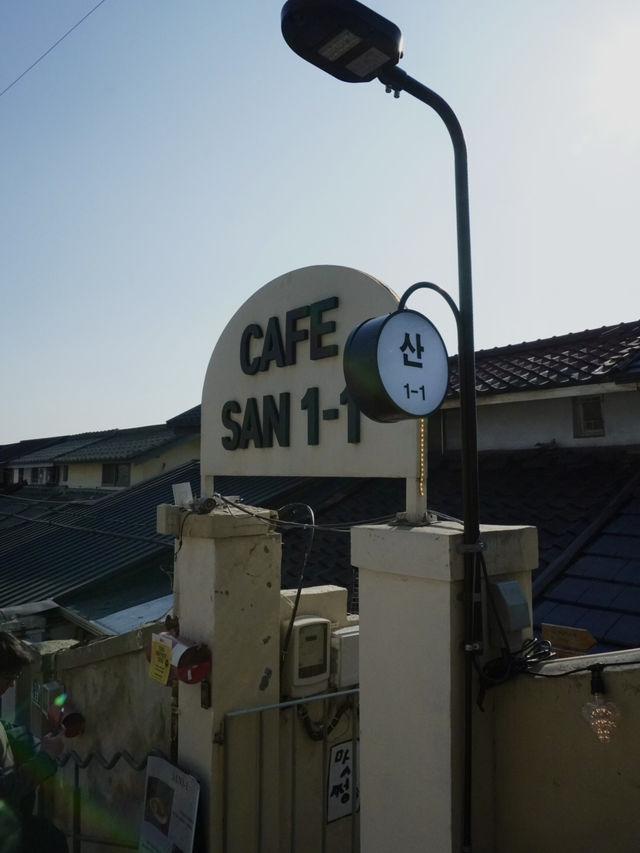 壁画を登りきった先には、癒しのカフェたちが待っていた