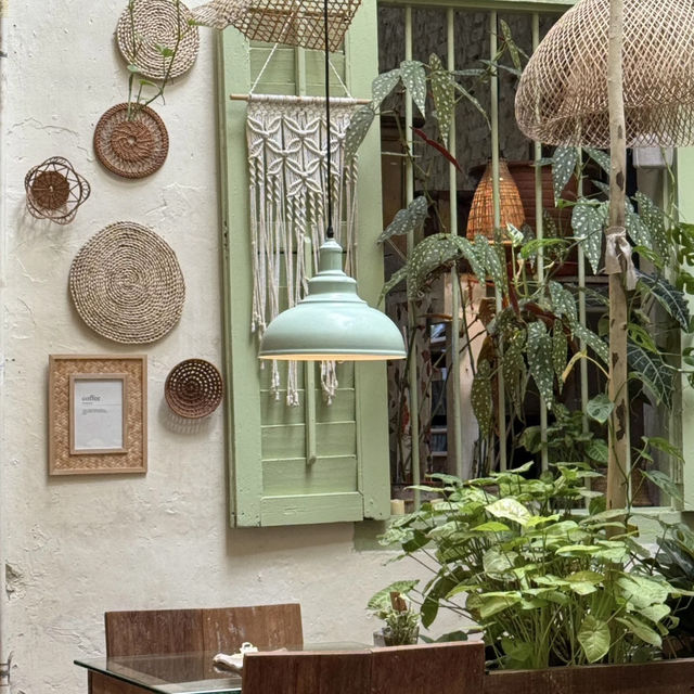 Bohemian Vibes & Bold Flavors – My Visit to Cara Caro Café, Penang