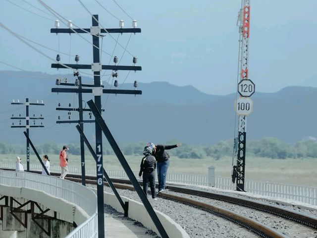 ทางรถไฟลอยน้ำ ลพบุรี