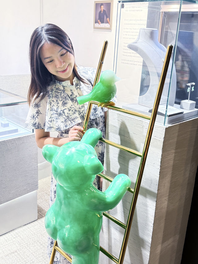 藏身書店內的💎珠寶藝術展