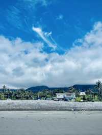 🏖️ 鉛橋沙灘：台東都蘭秘境，黑沙映照天空的魔法海岸
