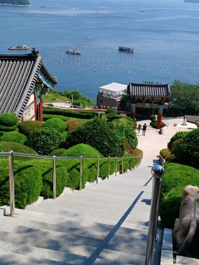 조용하고 평화로운 분위기의 작은 사찰