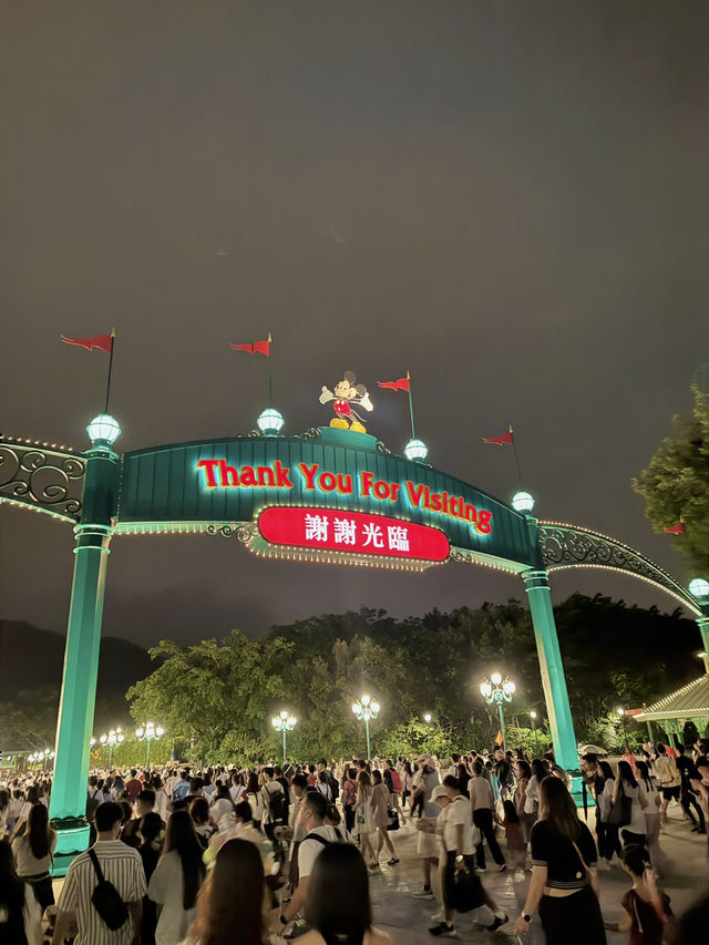 プレゼントってまさかの香港ディズニーランド🎁🎆🎠✨ プレゼントってまさかの香港ディズニーランド🎁🎆🎠✨