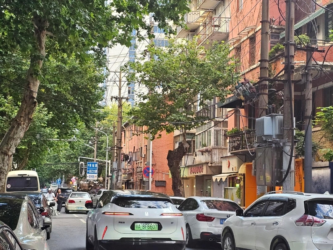#八月旅行支持

每當我想起武漢，我總是會把它想像成去張家界或對抗新冠病毒途中的一站。
我推薦你去武漢旅行，那裡有聯合國教科文組織世界遺產－黃鶴樓。
武漢是湖北省的省會，這座城市大得出奇。
它位於長江入海口，擁有令人驚嘆的城市景觀，這是我在地理和東亞歷史課上見過的地方。
你可以在曇華林（武漢胡同）和李黃埤樓買到各種武漢當地街頭小吃和紀念品，
還可以搭乘漢口江灘遊船欣賞美麗的夜景。
值得一提的是，聯合國教科文組織世界遺產——黃鶴樓——的招牌上竟然有韓文標誌。
我當時還以為這有什麼特別之處呢，因為我似乎是那裡唯一的韓國人…
但從樓頂俯瞰，以長江為背景的景色真是令人嘆為觀止！ ！ ❤️🔥👍🏻 #中國旅遊 #武漢旅遊 #武漢