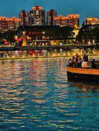 Experiencing the Dreamy and Romantic Jinji Lake Nightscape