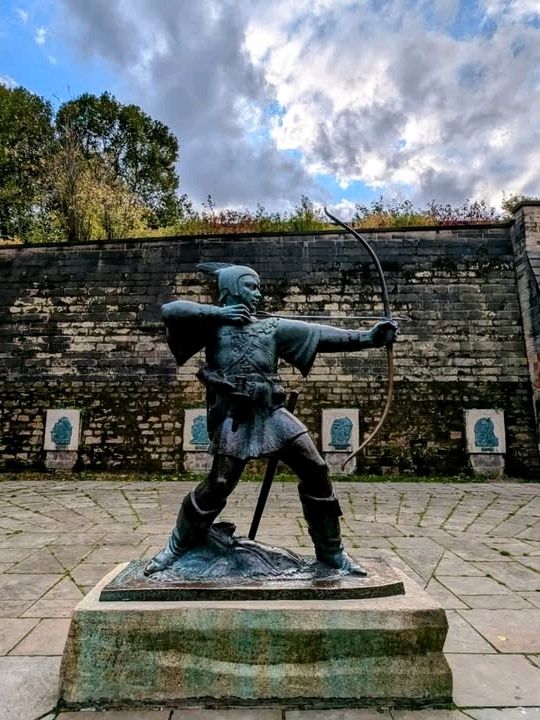 Such a nice place to visit. The Robin Hood Statue in Nottingham is not just a photo spot, it’s a little piece of history in a charming setting.