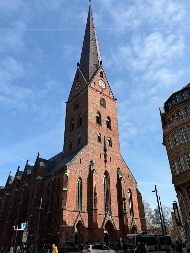 Urban Energy and Historic Streets in Hamburg City Center