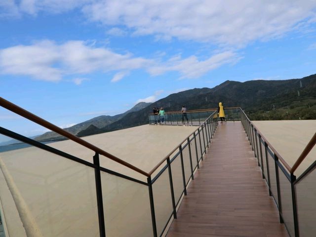 位於屏東車城海口沙灘的「看海美術館」，是一座以大海為背景的獨特藝術展館。
