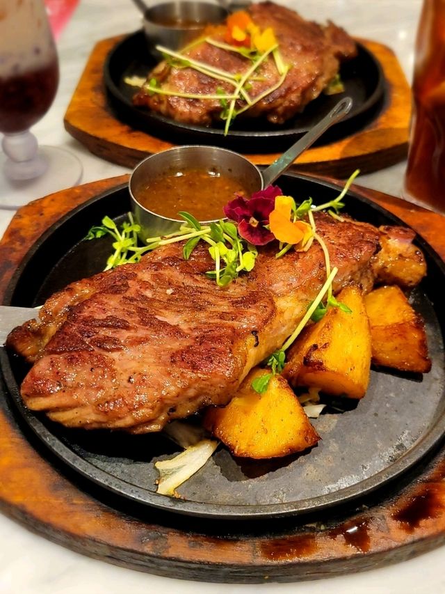 小清新西餐廳🐄鐵板特級西冷超吸引🍽 小清新西餐廳🐄鐵板特級西冷超吸引🍽