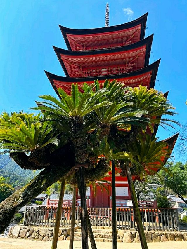 HOKOKUJINJA SENJOKAKU PAVILION.