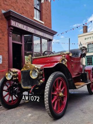 #falladventures
🏘️ พิพิธภัณฑ์ Black Country Living – ย้อนเวลากลับไป! 🇬🇧

สัมผัสประวัติศาสตร์ที่พิพิธภัณฑ์ Black Country Living ในเมืองดัดลีย์ ใกล้กับเบอร์มิงแฮม พิพิธภัณฑ์กลางแจ้งแห่งนี้จำลองชีวิตผู้คนในช่วงศตวรรษที่ 19 และต้นศตวรรษที่ 20 ได้อย่างงดงาม ด้วยถนนหนทางจริง รถรางวินเทจ และตัวละครแต่งกายย้อนยุคที่นำอดีตกลับมามีชีวิตอีกครั้ง สำรวจร้านค้าโบราณ เหมืองถ่านหิน และบ้านเรือนเก่าแก่ พร้อมเรียนรู้เกี่ยวกับรากฐานอุตสาหกรรมของภูมิภาคนี้ สัมผัสประสบการณ์อันน่าหลงใหลสำหรับครอบครัวและผู้รักประวัติศาสตร์ เสมือนการเดินทางย้อนเวลาสู่อดีตอันน่าภาคภูมิใจของสหราชอาณาจักร! ⛏️✨