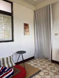 在鐵道邊安靜生活一個下午：工作室咖啡庭的慢步調美好