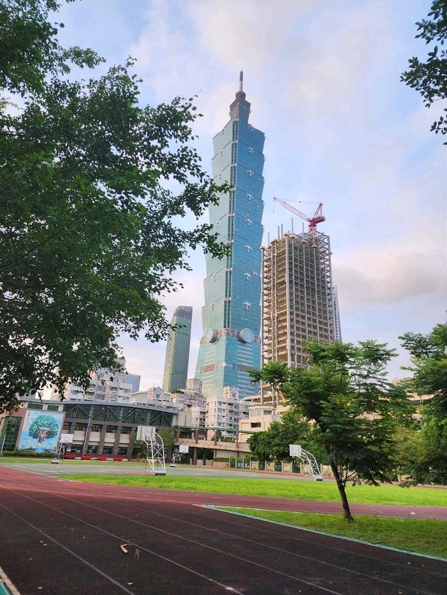 Urban Vibes & Vintage Feels 🌆✨ Urban Vibes & Vintage Feels 🌆✨