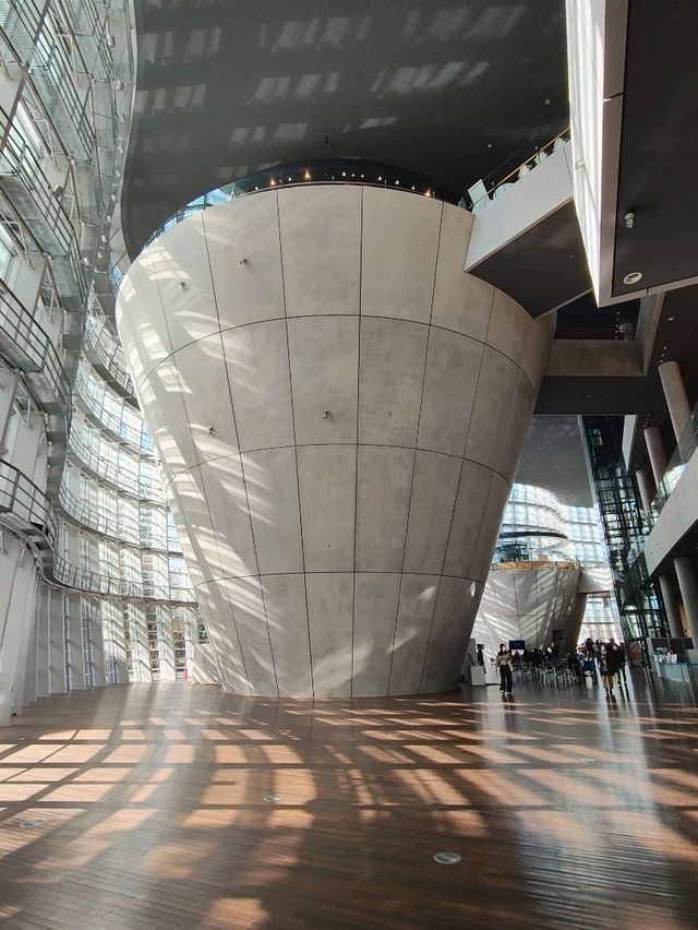 東京國立新美術館 光影與幾何之美 東京國立新美術館 光影與幾何之美