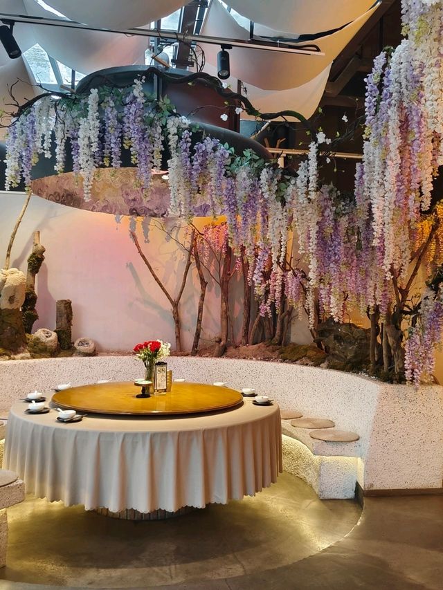 城堡裡的雲貴菜小酒館!紅酒杯裝涼粉、酸菜魚旁放玫瑰🌹 城堡裡的雲貴菜小酒館!紅酒杯裝涼粉、酸菜魚旁放玫瑰🌹