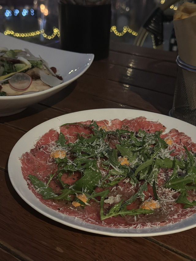  一間可以飽覽上海外灘的西餐廳！