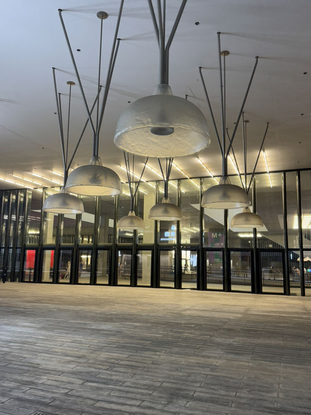 🌅 M+: จุดชมพระอาทิตย์ตกที่ปังที่สุดใน West Kowloo 🌅 M+: จุดชมพระอาทิตย์ตกที่ปังที่สุดใน West Kowloo