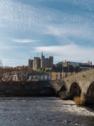 ทิวทัศน์ทางประวัติศาสตร์และบรรยากาศริมแม่น้ำที่ปราสาทเอนนิสคอร์ธี