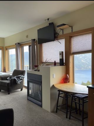 This trip to Kauai Chin Valley is mainly to stay away from the city and simply enjoy the scenery of mountains, rivers and lakes. This time I specially chose the Moon Water Lodge, the biggest attraction is that it faces the mountains and water, really can "harsh oxygen"! Plus, you can self-check-in throughout the whole process, which is very comfortable for me who recools the social buff, and every step is very relaxed and comfortable.

The hotel is very well located on 265 Trans Canada Highway, although it is on the main road but not noisy, but more convenient to drive. There are many room types to choose from. The weather was also sunny and raining that day, sitting on the balcony to breathe the fresh air of the forest after rain, body and mind super relax, really can not breathe oxygen in the city.

I choose self-service Check-in, all due to the previous Online order leave an email, the hotel will send you an email with a room number and room door password, can avoid cumbersome procedures, want to do whatever you want, do not have to meet people, super suitable for people who are afraid of trouble and embarrassment. You can check-in after 3pm, fast and easy.

The rooms are decorated in warm wood tones, some with fireplaces or hot tubs, and the kitchen is fully equipped with a microwave, induction hob, freezer and all the basic cooking utensils, even if you like to cook your own meals. However tips: The hotel location is relatively remote, there are no restaurants or takeaway around, buy takeaway or ingredients in advance, hungry want to eat pizza, McDonald's have to drive out. However, in exchange you can cook your own, even dining can quietly enjoy the view.

The biggest highlight of this hotel is really the view! Downstairs is the waterfall-viewing trail, mountain paths, and stargazing at night, perfect for confidants or couples to celebrate their birthday anniversaries quietly. The balcony is great for taking pictures and checking in. It is definitely a "million dollar"-level scenery, especially beautiful after the rain or at dusk.

The hotel facilities are quite comprehensive, some room types have double Jacuzzi, bathrobes, folding beds, etc., perfect for families or friends Group stay, spacious and private space. The only review is that the facilities are useful and old, need to be manually maintained, but the overall clean and comfortable does not affect the mood.

Famous nearby attractions include nature hut trails and waterfalls waiting to be explored. The surrounding air is excellent, highly recommended "One Night Oxygen Tour".

Final booking Tips: Remember to book in advance during peak season and choose a room with a balcony or mountain sea view. Driving will be more convenient, reserve space to cook your own food or bring ready-to-eat food, want to relax and avoid the hustle and bustle of the town if this is really the first choice. Love nature relaxation and immersive views, try embracing the tranquility of the Kauai Chin Valley.

#Kauai Chin Valley Hotel #Self-Check-In #Lake View Stay #From the City #Vancouver Island Travel #Driving Tour Recommendations #January Good Places 2026