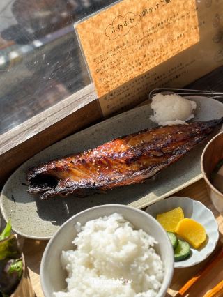 기차를 바로 코앞에서 찍을 수 있는 생선구이 정식 맛집。