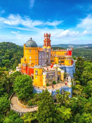 A day trip through history and nature in the fairy tale kingdom of Sintra + Cape Roca

When you come to Portugal, you can’t miss Sintra and Cape Roca. Both places are World Heritage Sites, and whether it’s the colorful fairytale palaces or the magnificent Atlantic cliffs, it will give you a sense of dream and reality intertwined. This time I walked through it, and I can simply say that every attraction is worth slowly feeling.

Must-see routes in Sintra
Day 1: Pena Palace + Moorish Castle
1. Estrada da Pena (2710–609 Sintra)
Known as the "Candy-Colored Palace", from a distance it looks like stepping into Alice in Wonderland. A mixture of Gothic Revival, New Renaissance, Moorish and other architectural styles. The exterior of the palace is brightly colored, which makes it beautiful to take pictures from any angle. Visiting the main building and royal gardens, takes about 2 hours, the place is large and multi-level terraces, remember to fully charge your camera! It is recommended to go early in the morning and open at 9:30 to avoid large tour crowds.

Tickets: €154 (arrive to the box office to buy your tickets)
Open: January 2 to December 23 09:30-18:30 (entrance closes at 18:00)

2. Moorish Castle (2710-405 Sintra, Portugal)
It only takes about 15 minutes to walk up from Pena Palace. The whole castle is situated halfway up the mountain and is the garrison fortress of the ancient Moorish kingdom. Walking along the wall, many places are suitable for taking photos of the castle exploration Feel, remember to wear comfortable shoes. The visit lasts about 1 hour.

Tickets: €93
Opening hours: year-round 09:30-18:00 (entrance closes at 17:30)

After leaving the Moorish Castle, you can slowly walk back to downtown Sintra for an afternoon tea and feel the slow life of the town.

Day 2: Cape Roca + Caskesh waterfront
1. Cape Roca (Estrada do Cabo da Roca s/n, 2705-001 Collares)
"The land stops here, the sea begins here" landmark! Walking to this westernmost point of Portugal, the cliffs in front of you with the magnificent lighthouse, with the sea breeze, feels free and healing. Remember to find the stone tablet to take a picture with, the atmosphere is super Feel, it is the most eye-catching photo spot in the circle of friends. The trail overlooks the Atlantic Ocean and is recommended to visit before dusk. There is no entrance fee, free entry and exit all day.

Open: All day year-round

2. Cascais (Casa de São Bernardo, 2750-800 Cascais, Portugal)
Before heading back to Lisbon from Cape Roca, stop by this coastal town that used to be a royal holiday destination. Beaches, promenades, romantic shops and open-air cafes, slow life, photos, and a cup of coffee are very relaxing. It is recommended to go at dusk, can enjoy the sunset on the waterfront, really completely relax, and at night the waterfront area is very lively.

Opening hours: 08:30 – 02:00 the next day

Practical tips for trips
1. Pena Palace, Moorish Castle The road up the hill is steeper, hiking shoes or light sneakers are recommended.
2. There will be fewer people going to Pena Palace on a weekday morning and more photo opportunities.
3. Cape Roca is super windy, remember to bring a jacket!
4. If time is plentiful, Caskesh can arrange for dinner with fresh seafood and great sea views.
5. Pena Palace, Moorish Castle It is recommended to reserve half a day, around noon tour is ideal.

Topics: #CintraFairytale #Cape Roca #Pena Palace Exploration #Moorish Castle #Caskesh by the Sea
