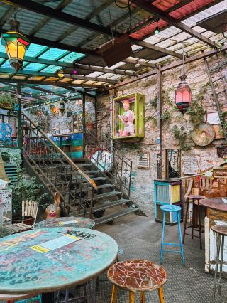 無處不塗鴉的廢墟酒吧 Szimpla Kert