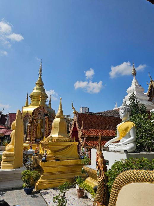 Pay Your Respects to the Ancient Pagoda at "Wat Phra Khong Ruesi," Lamphun.