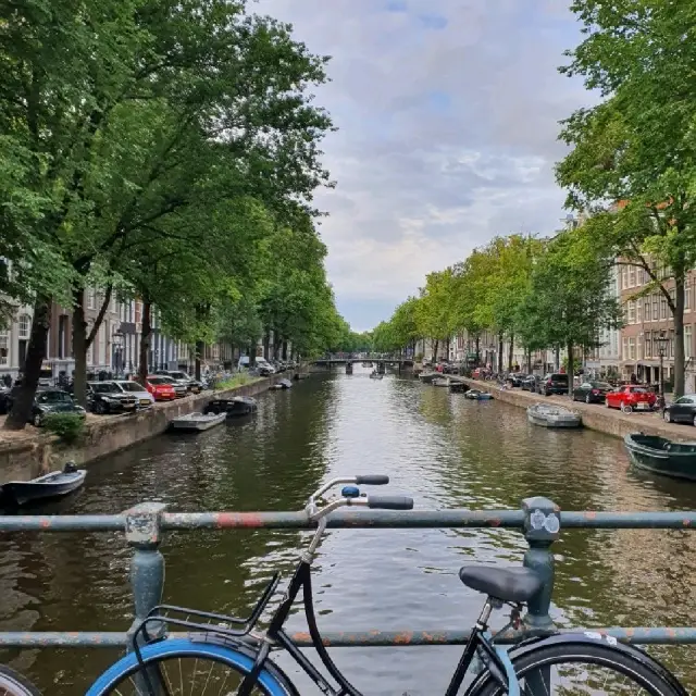 Spring Days in Amsterdam – Canals, Culture, and Cozy Streets