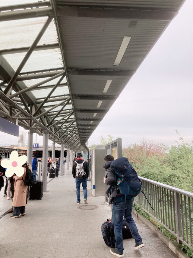 뒤셀도르프 공항 역에서 내리면