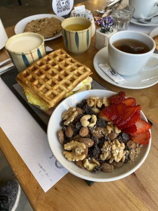 아리스티데스 거리에서 최고의 브런치를 즐기다!