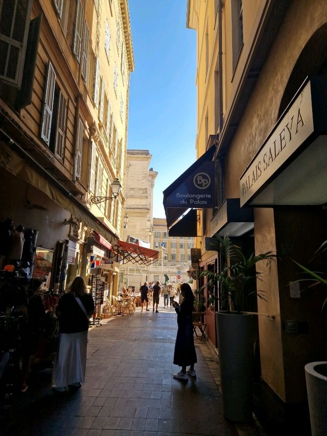 Get lost in the steets of old town Nice 🌐🧭