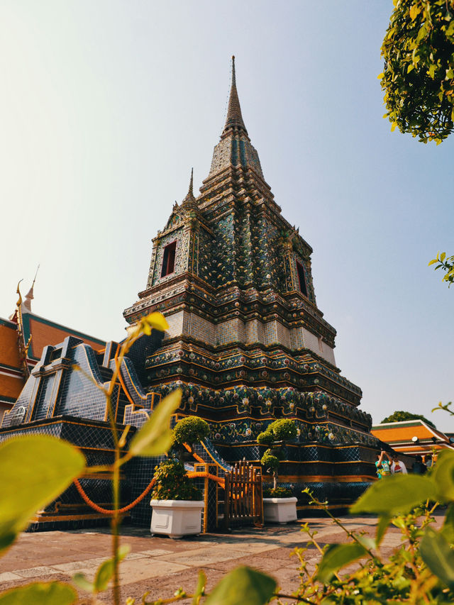 황금의 숨결이 깃든 사원의 새벽 