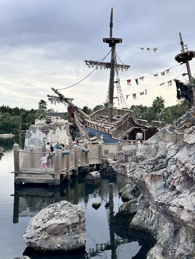 ✨ Step into the magic of Shanghai Disneyland! 🎢🏰💫 ✨ Step into the magic of Shanghai Disneyland! 🎢🏰💫