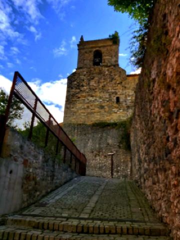 ลาเรโด ซึ่งตั้งอยู่ระหว่างปากแม่น้ำเทรตโตและอ่าวซานโตเนีย เป็นหนึ่งในเมืองท่องเที่ยวหลักบนชายฝั่งกันตาเบรีย