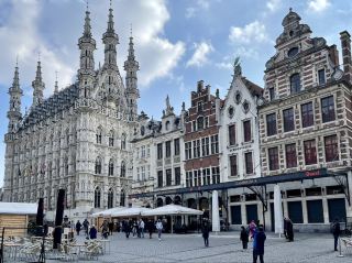루벤(Leuven)은 벨기에 플랑드르브라반트 주에 위치하며, 브뤼셀에서 약 25km 떨어져 있고 인구는 약 10만 4천 명인 벨기에의 유명...